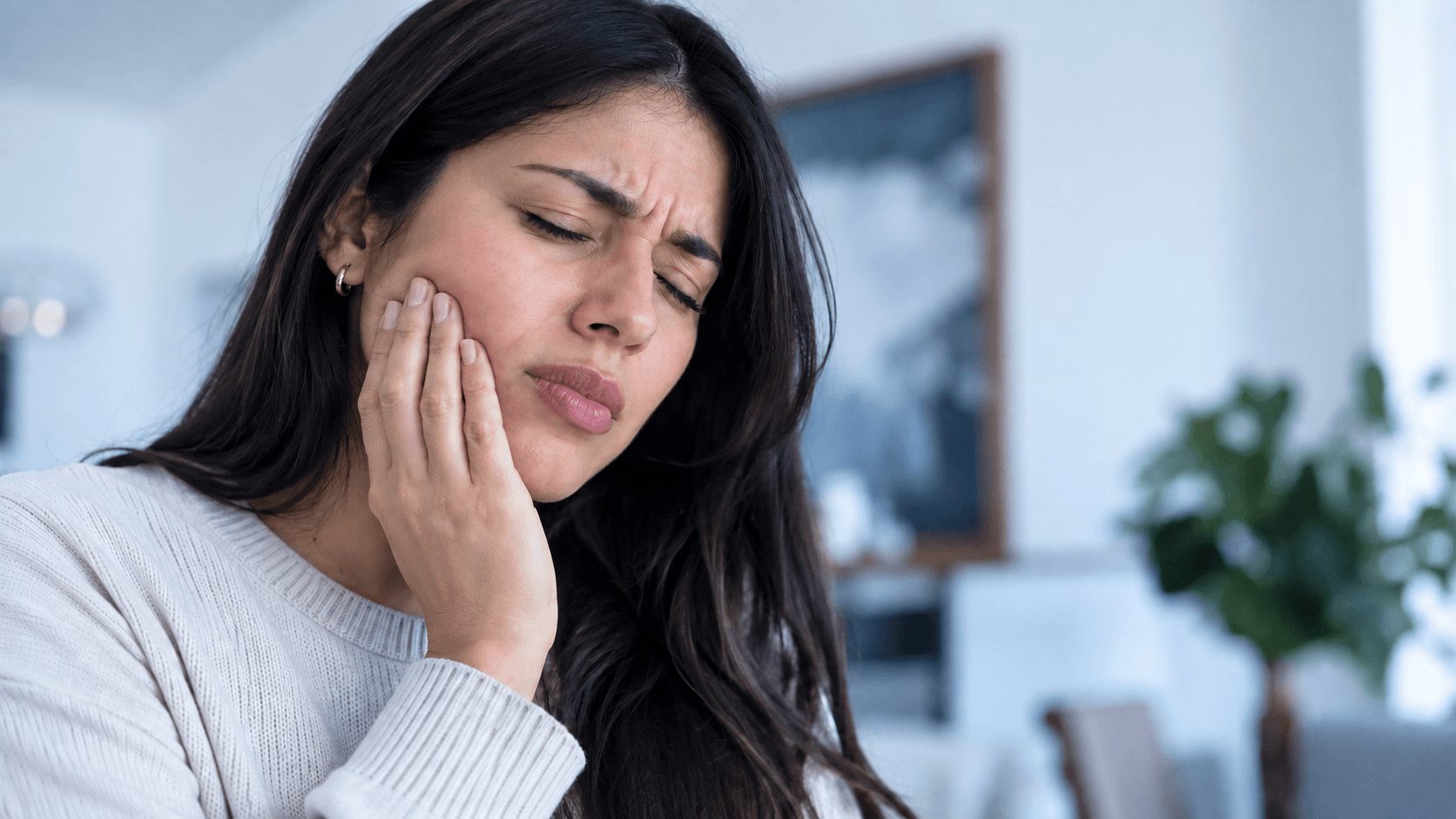 Mujer con dolor de muelas